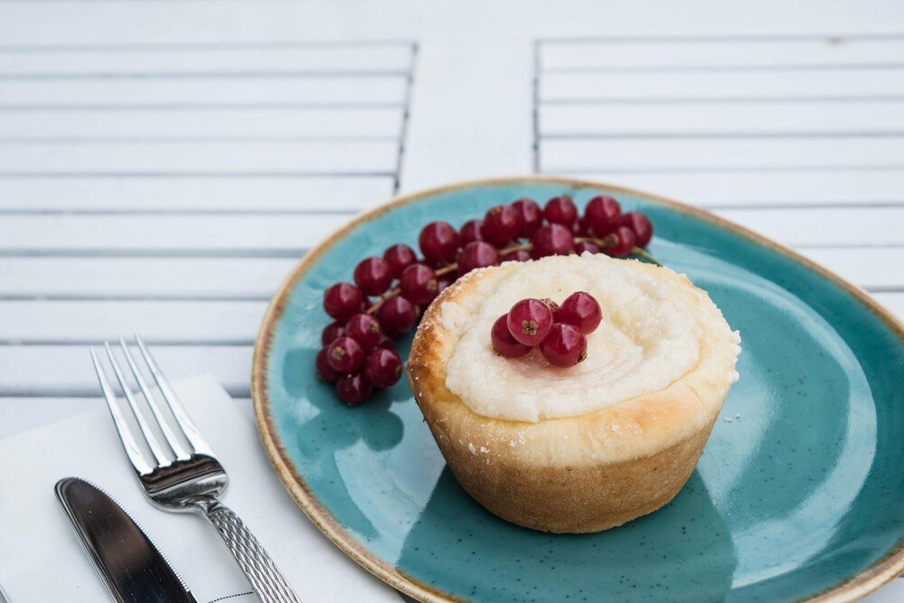 Tarta z białą czekoladą i malinami: przepis i porady
